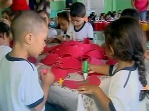 Alunos preparam materiais para apresentação em Araxá (Foto: Reprodução/TV Integração) Alunos preparam materiais para apresentação em Araxá (Foto: Reprodução/TV Integração)