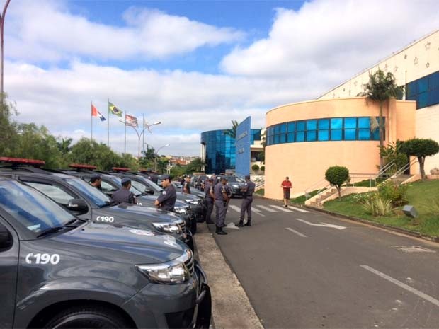 Policiais militares e promotores do Gaeco cercam prédio da Prefeitura de Indaiatuba (Foto: João Paulo Ferreira / EPTV)