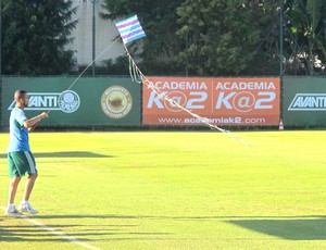 Wesley Solta pipa treino Palmeiras (Foto: Marcelo Hazan)