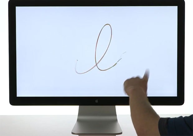 Usuário move o dedo na frente da tela, sem tocar nela, para poder desenhar (Foto: Divulgação)