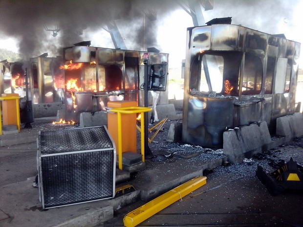 Cabines do pedágio entre Cosmópolis e Paulínia foram queimadas em protesto (Foto: Eduardo Sozo/EPTV)