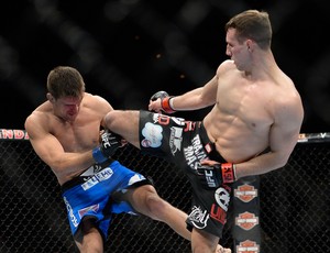 Rory MacDonald chuta Demian Maia no UFC 170 (Foto: Getty Images)