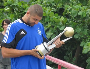 Olivinha aprecia troféu de campeão da Liga das Américas (Foto: Fabio Leme)