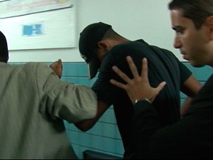 Alisson na delegacia quando foi depor em 2009.  (Foto: Imagens/Tv Bahia)