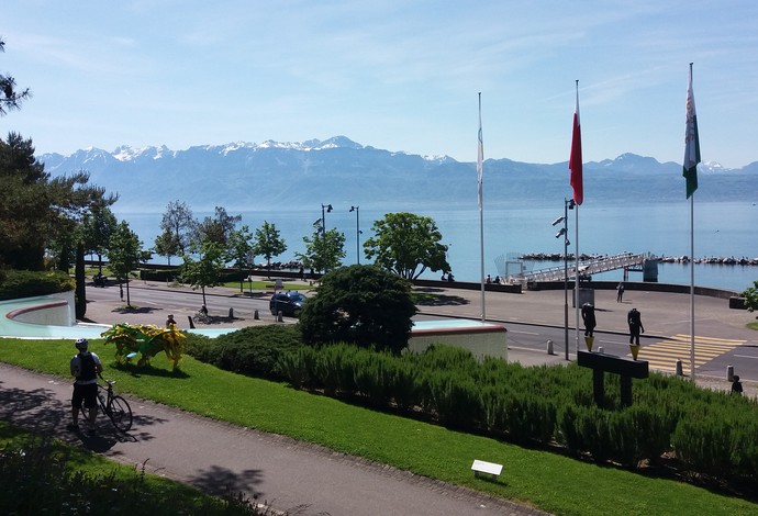 Vista da entrada do Museu: ao fundo, o Lago Geneva e os Alpes Suíços (Foto: Eduardo Orgler)