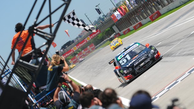 Bandeirada Átila Abreu Stock Car Curitiba (Foto: Duda Bairros / Stock Car)