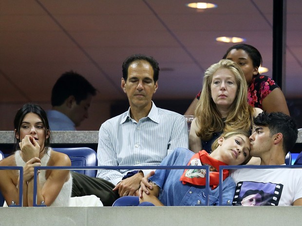Kendall Jenner, Gigi Hadid e Joe Jonas assistem à partida de tênis do US Open em Nova York, nos Estados Unidos (Foto: Matthew Stockman/ Getty Images/ AFP)