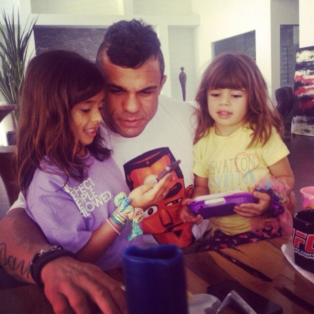 Vitor Belfort e filhas (Foto: Instagram / Reprodução)