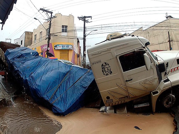 Asfalto cede e carreta afunda em Salvador (Foto: Ivanildo Santos/ TV Bahia)