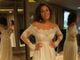 Roberta Almeida experimenta vestido de noiva para desfile