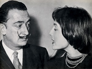 O pintor espanhol Salvador Dalí com Marianne Peretti na abertura da exposição da artista em Paris, em 1952 (Foto: Marianne Peretti/ Arquivo Pessoal)