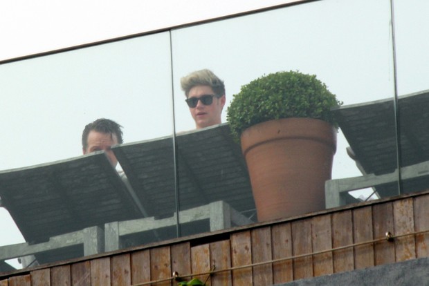 Integrantes do One Direction na sacada do hotel (Foto: J. Humberto / AgNews)