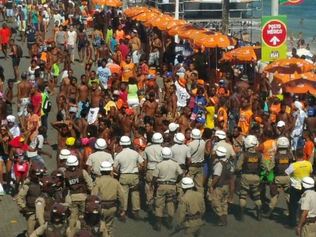 Ambulantes protestam na Barra, em Salvador (Foto: Patrícia Oliviera/G1)
