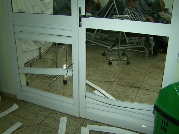 Uma das portas da sala de espera também foi danificada pelo marido da paciente (Foto: Sérgio Oliveira/EPTV)