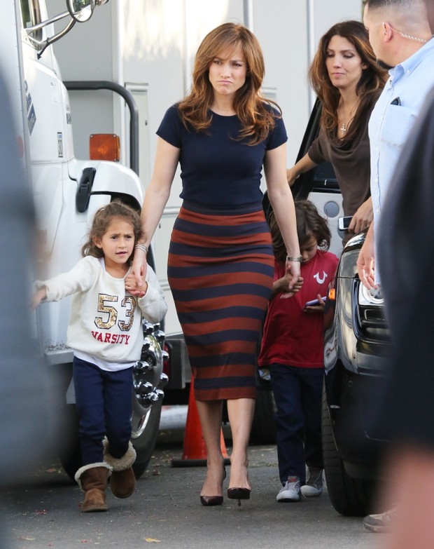 X17 - Jennifer Lopez com os filhos Emme e Max em bastidores de filmagem em Los Angeles, nos Estados Unidos (Foto: X17online/ Agência)