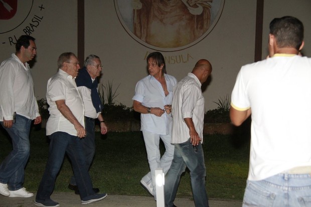 Roberto Carlos na missa de 7º dia de Alexandre Pessoal (Foto: Isac Luz / EGO)
