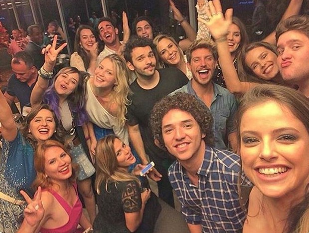 Elenco reunido na festa de despedida da novela Verdades Secretas (Foto: Reprodução/Instagram)