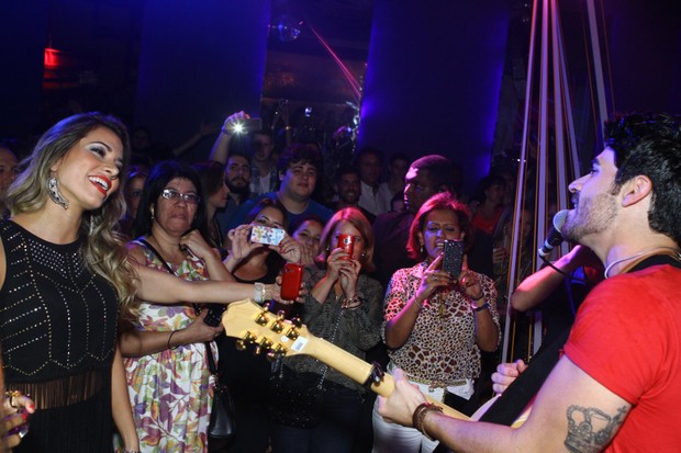 Rodrigão canta para Adriana (Foto: Raphael Mesquita/ Fotorio News)