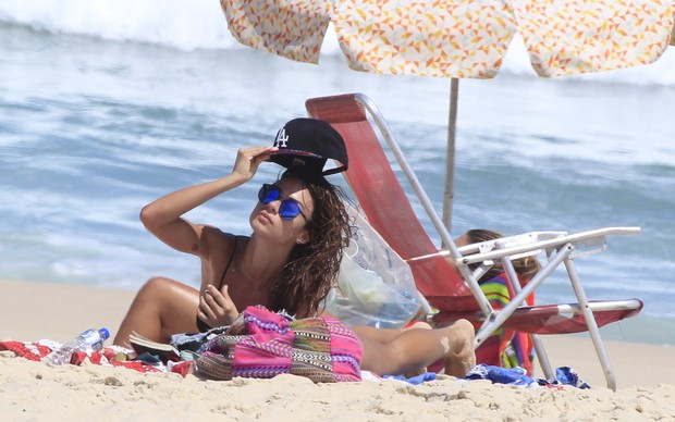 Thaila Ayala na praia (Foto: Delson Silva / AgNews)