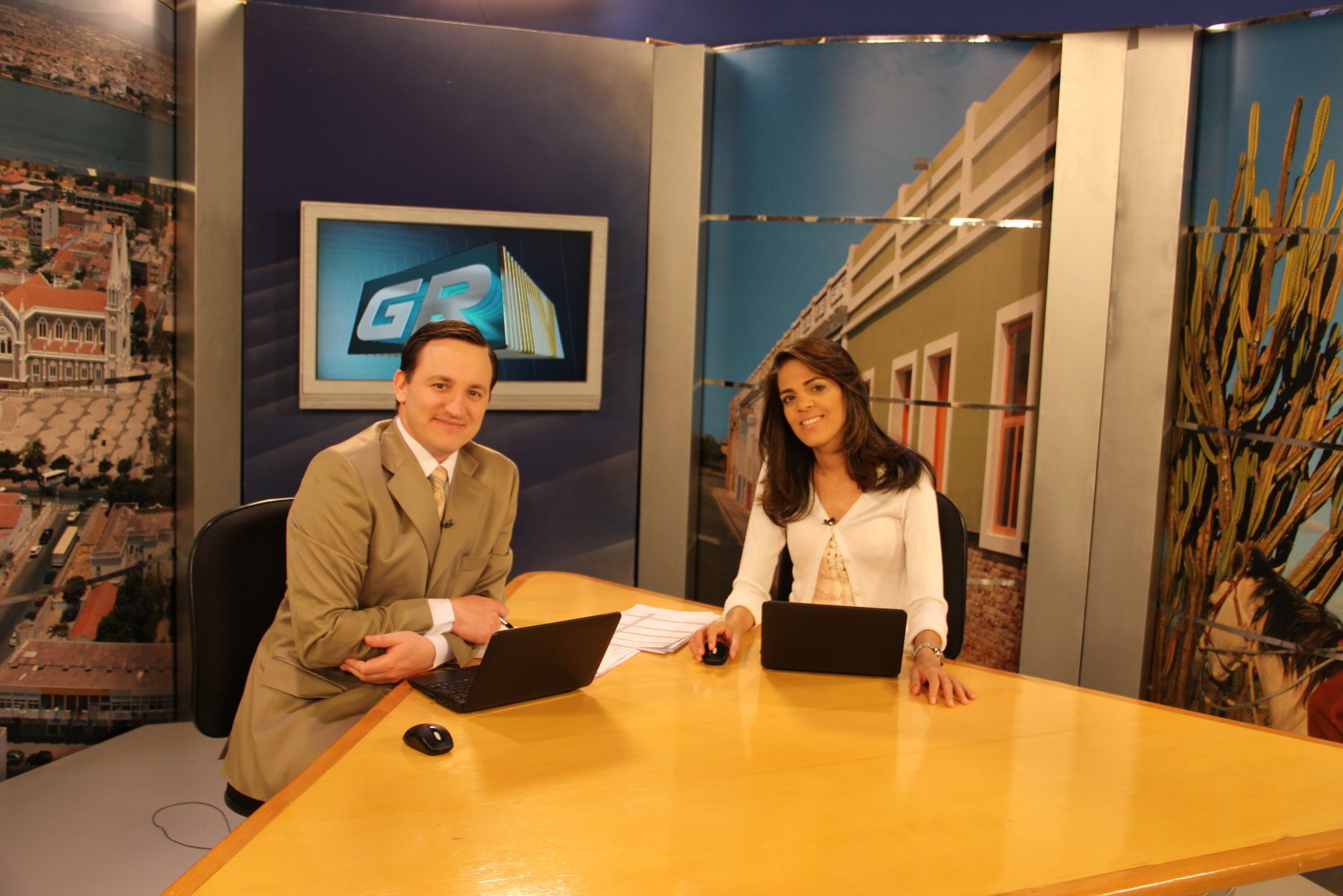 Elizandro e Vilma Oliveira na bancada do GRTV 1ª edição (Foto: Arquivo Pessoal)