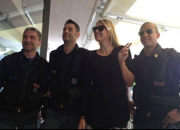 Maria Sharapova posa com policiais italianos (Foto: Reprodução/Facebook) Maria Sharapova posa com policiais italianos (Foto: Reprodução/Facebook)