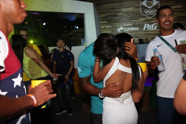 Isaquias Queiroz beija muito a namorada em festa no Rio (Foto: Anderson Borde / Agnews)