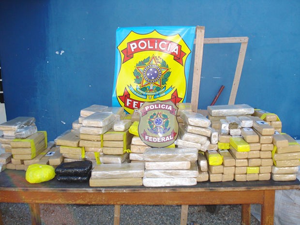 Polícia Federal apreendeu 230 quilos de maconha dentro de ambulância. (Foto: Assessoria/PF)