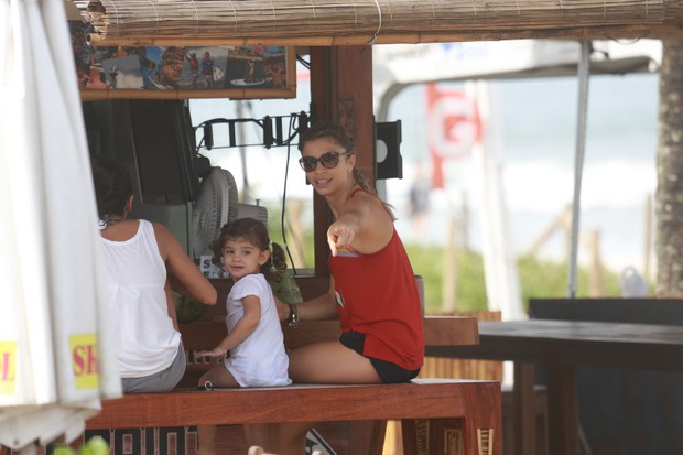 Grazi Massafera, a filha Sofia e a amiga Anna Lima na praia (Foto: Dilson Silva / Agnews)