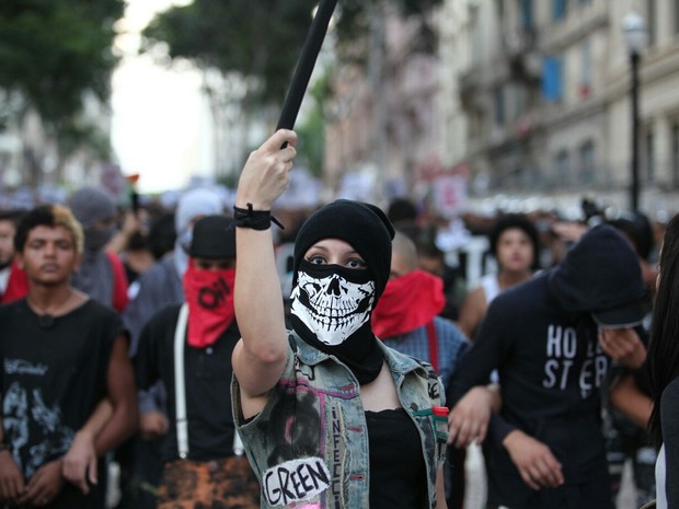 Mascarada durante protesto no Centro de SP (Foto: Marcelo Brandt/G1)