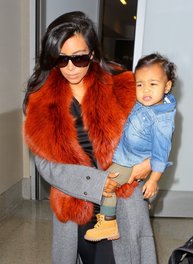 X17 - Kim Kardashian com a filha, North, em aeroporto de Los Angeles, nos Estados Unidos (Foto: X17online/ Agência)