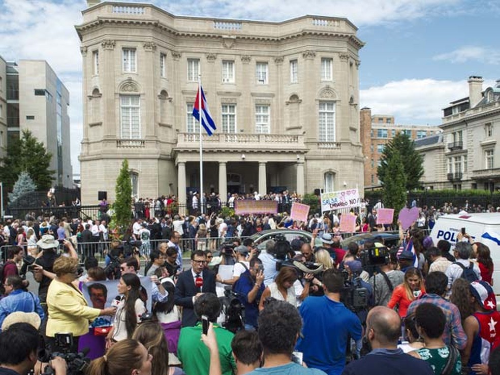Espectadores acompanham abertura da embaixada cubana em Washington em julho de 2015 (Foto: AFP PHOTO /PAUL J. RICHARDS)