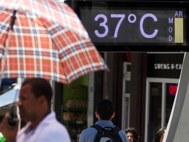 Guarda-chuva foi usado como guarda-sol nesta segunda de recorde de calor em SP (Foto: REUTERS/Nacho Doce) Guarda-chuva foi usado como guarda-sol nesta segunda de recorde de calor em SP (Foto: REUTERS/Nacho Doce)
