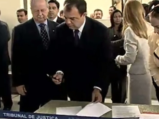 Cabral durante assinatura de melhorias para Complexo de Presdios de Banbu, em 2008 (Foto: Reproduo/TvGlobo)