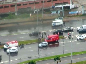 Ambulâncias do Samu chegaram ao local, mas vítima já estava morta em Salvador (Foto: Imagens/ Tv Bahia)