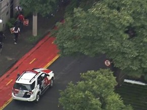 Viatura da PM avança para dispersar manifestantes (Foto: Reprodução/TV Globo)