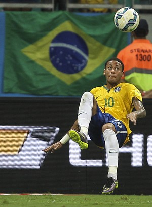 Bicicleta Neymar Brasil x Peru (Foto: EFE)