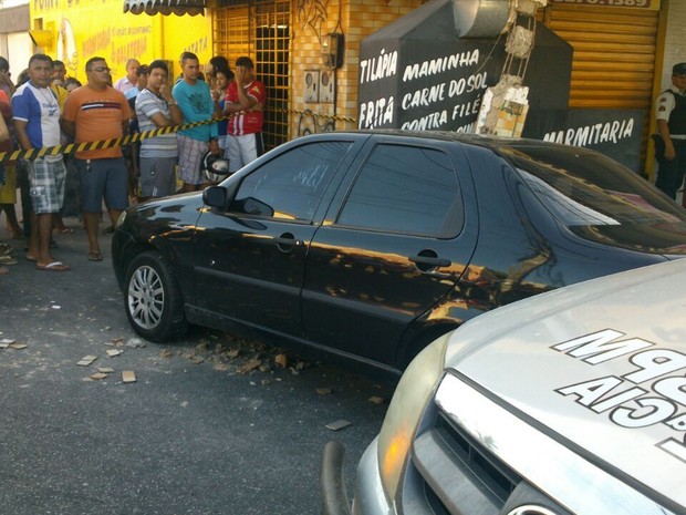Mulher digiriu ferida por alguns metros e bateu o carro (Foto: GIoras Xerez/G1)