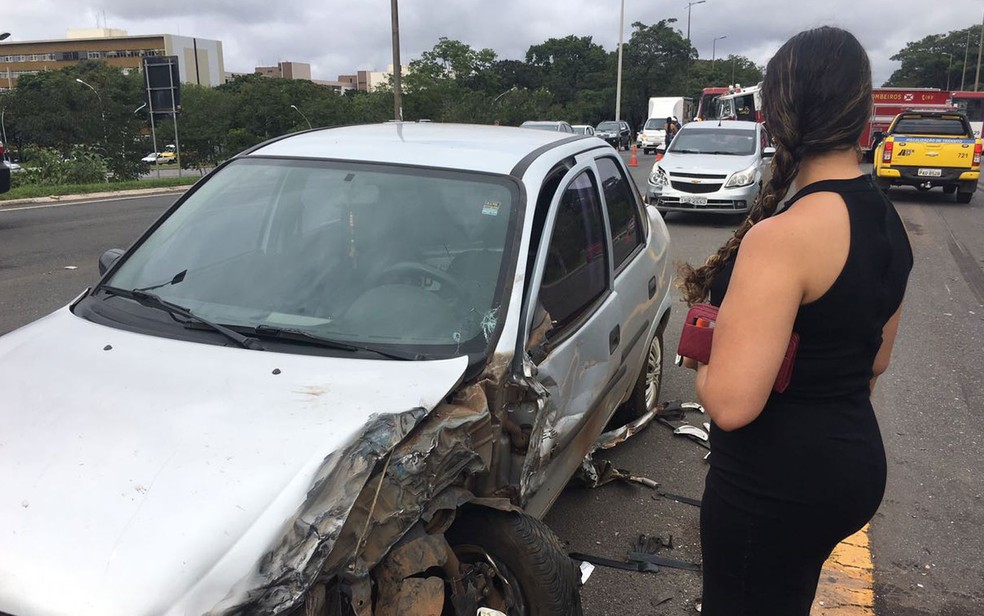 Dona de um dos carros observa danos causados pelo acidente (Foto: Luiza Garonce/G1)