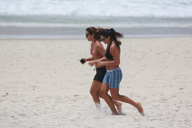 Paula Morais corre na praia da Barra da Tijuca, RJ (Foto: Dilson Silva / Agnews)