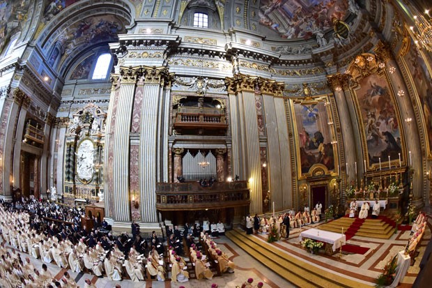 Missa que contou com religiosos do Brasil foi celebrada na Igreja de Santo Inácio (Foto: Giuseppe Cacace/AFP)