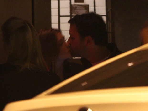 Marina Ruy Barbosa e o namorado se beijam (Foto: Rodrigo dos Anjos / AgNews)