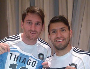 Messi Aguero camisa Thiago (Foto: Reprodução / Twitter)