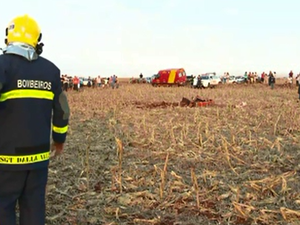 Segundo os bombeiros, avião caiu e bico e ficou cravado na terra. (Foto: Reprodução/RPC)
