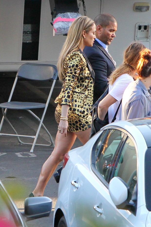 Jennifer Lopez usa look com estampa animal print (Foto: AKM-GSI Brasil)