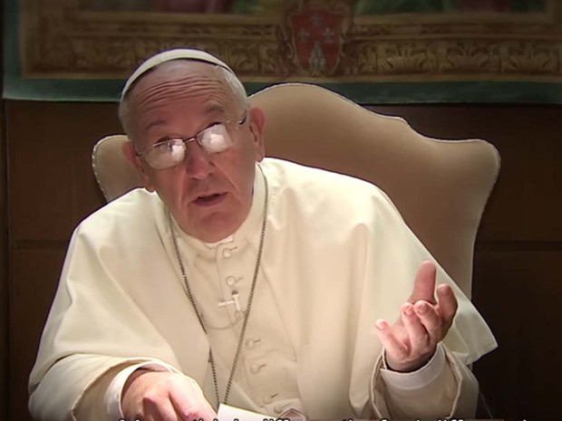 Papa Francisco grava mensagem em vídeo sobre diálogo e paz entre religiões (Foto: Reprodução/ YouTube/ Vaticano)