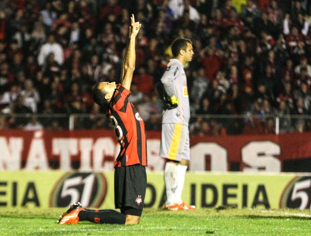 Roger comemora gol do Atlético-pr contra o Atlético-mg (Foto: Joka Madruga / Futura Press) Roger comemora gol do Atlético-pr contra o Atlético-mg (Foto: Joka Madruga / Futura Press)