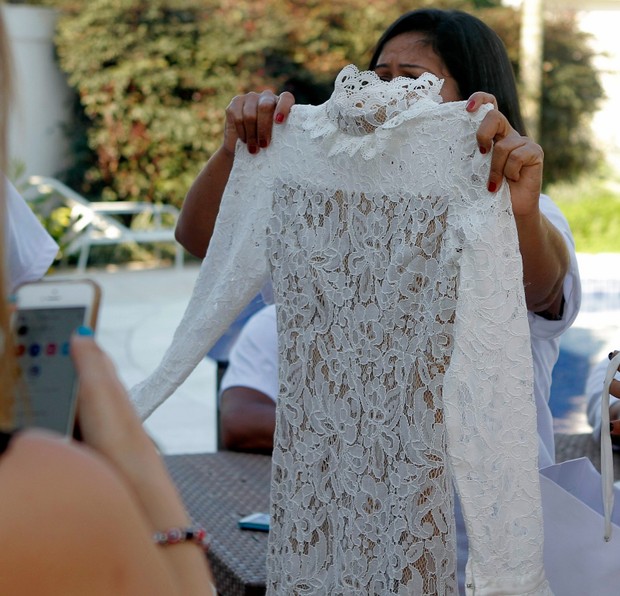 Fãs entregam vestido para mãe da Munik (Foto: Anderson Barros / Ego)