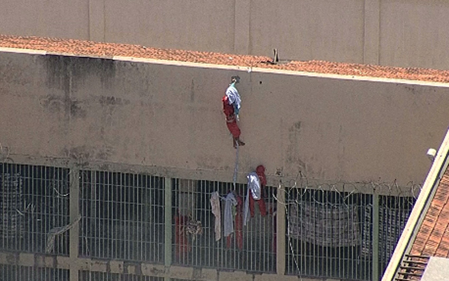 Preso tenta escapar pelo telhado (Foto: Reprodução/Globocop/TV Globo Minas)