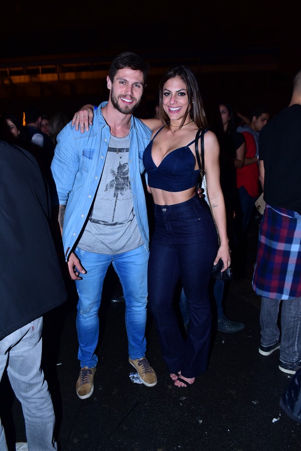 Mari Gonzalez e o ex-BBB Jonas Sulzbach trocam carinhos em festa sertaneja em São Paulo (Foto: Leo Franco / AgNews)