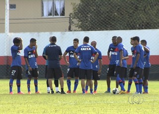 Jogadores do elenco do Atlético-GO em treino (Foto: Reprodução/TV Anhanguera)